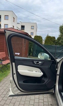 Volvo XC 60 cena 129000 przebieg: 107000, rok produkcji 2017 z Wrocław małe 301